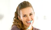Periuţa de dinţi electrică vs. periuţa de dinţi clasică: avantaje şi dezavantaje