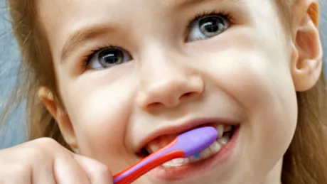 Cum să faci acasă pastă de dinţi pentru copii