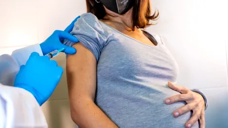 Gravidele și femeile care alăptează pot solicita vaccinarea împotriva COVID-19