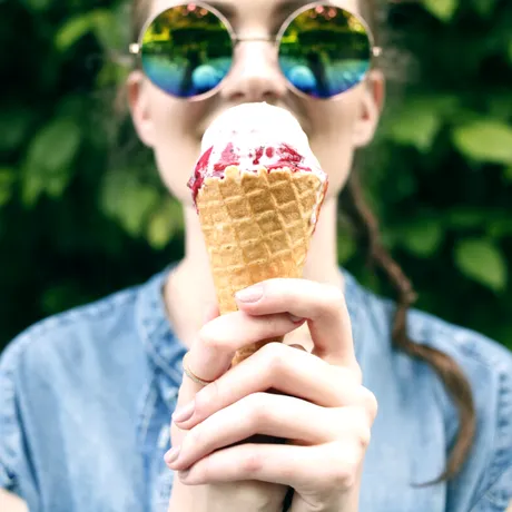 Atenție la înghețată, fructe și băuturi! Cum ne îngrășăm vara, fără să ne dăm seama
