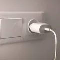 Lași încărcătorul telefonului în priză după ce îl scoți? Cât consumă și când poate deveni un risc