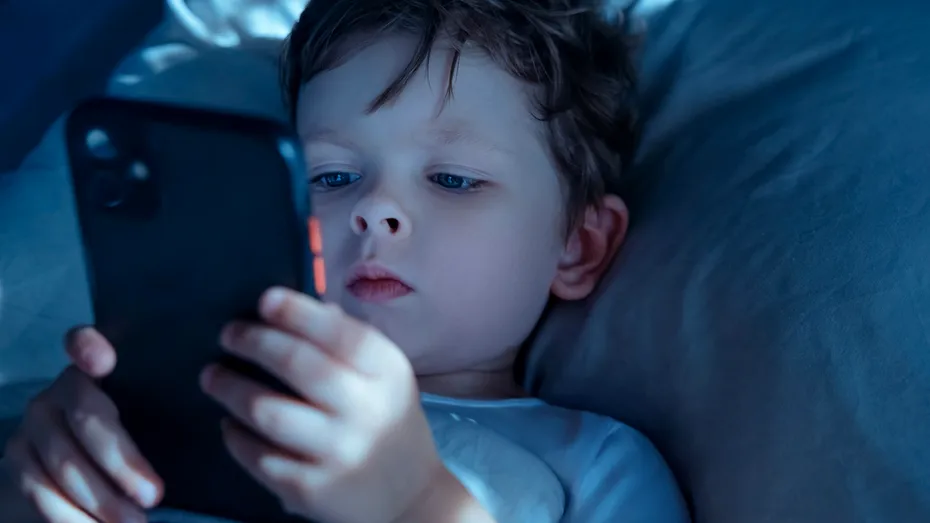 ⁠Copilul face crize când îi iei telefonul? 5 metode prin care poți limita timpul petrecut în fața ecranelor