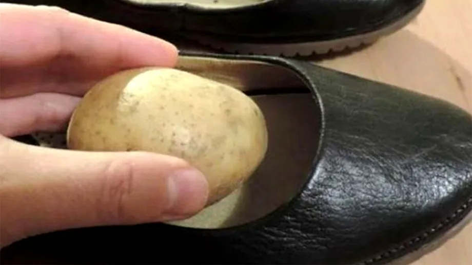 Puțini români cunosc acest truc. Ce se întâmplă dacă pui un cartof în pantofi, de fapt