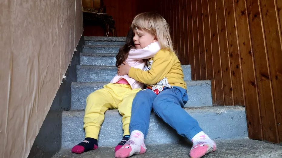 Frate și soră – cum îi faci pe copiii tăi să aibă o relație bună. Vezi cea mai mare greșeală pe care părinții o fac des