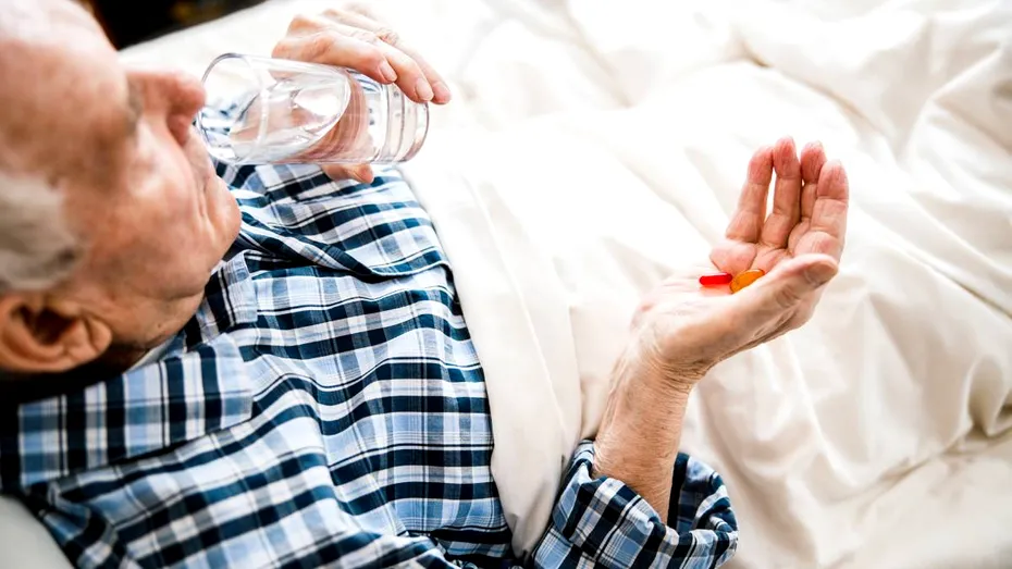 Obiceiuri inofensive care îți distrug sănătatea. De ce nu e bine să te întinzi după ce ai luat un medicament