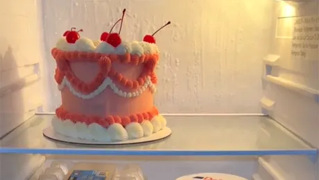 Câte zile rezistă tortul în frigider, de fapt? Greșeala pe care mulți români o fac