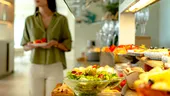 Cum te bucuri de mesele all-inclusive fără excese. Trucuri simple ca să nu mănânci mai mult decât ai nevoie