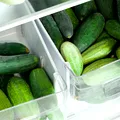 Roșiile nu se țin niciodată în frigider, dar castraveții? Unde trebuie depozitați, de fapt: la rece sau la temperatura camerei?