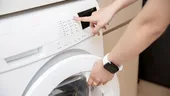 Butonul secret al mașinii de spălat care îți face hainele mai curate. Trucul ascuns pe care puțini îl cunosc