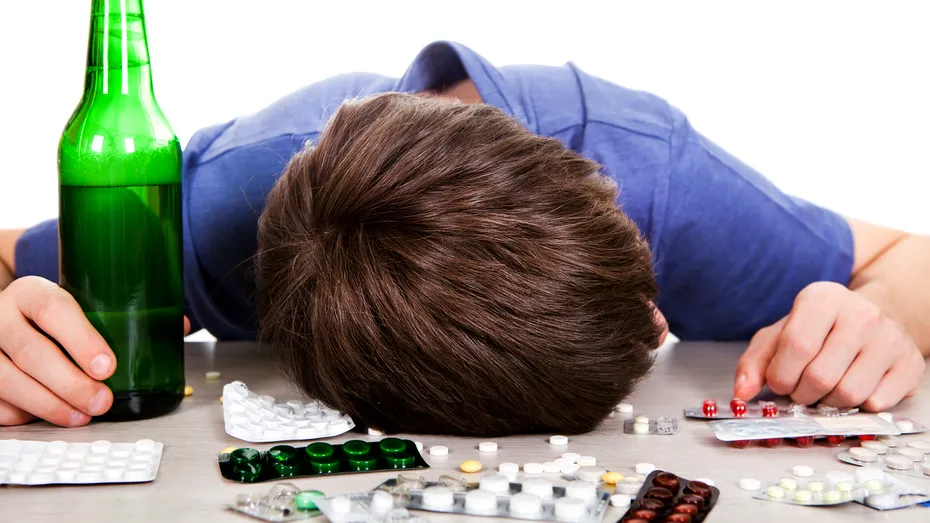 Ce riști dacă bei alcool când iei pastile. Efectele adverse pot fi FATALE!
