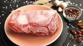 Nu mai face această greșeală! Cum se decongelează carnea în mod corect