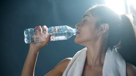 Așa afli dacă ești deshidratat. Testul simplu cu degetele de la mână care îți arată dacă ai băut suficientă apă