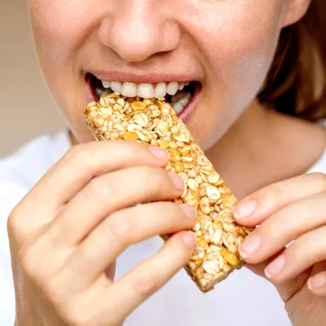 Batoane proteice: 5 variante simple și nutritive de făcut acasă