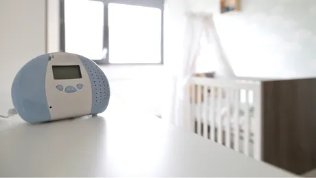 Avantajele și dezavantajele utilizării sunetelor albe pentru a adormi bebelușii