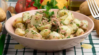 Cea mai bună salată caldă de cartofi noi cu anșoa. E delicioasă și se prepară rapid!