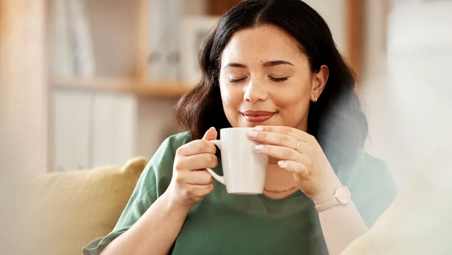 Ce recomandă medicii oncologi înainte de prima înghițitură de cafea? Obiceiul care îți poate proteja esofagul