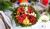 Cum să faci un platou cu aperitive de sărbători. Combinații reușite de mezeluri, brânzeturi, legume, nuci și fructe