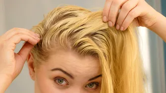 De ce se îngrașă părul prea repede? Soluții pe care să le folosești între spălări