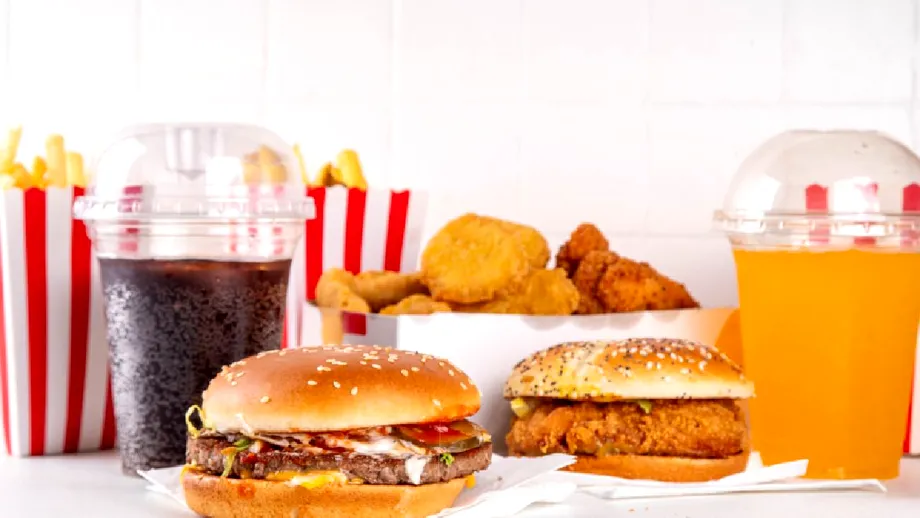 Consecințele consumului constant de fast-food! Mai ales adulții tineri sunt afectați