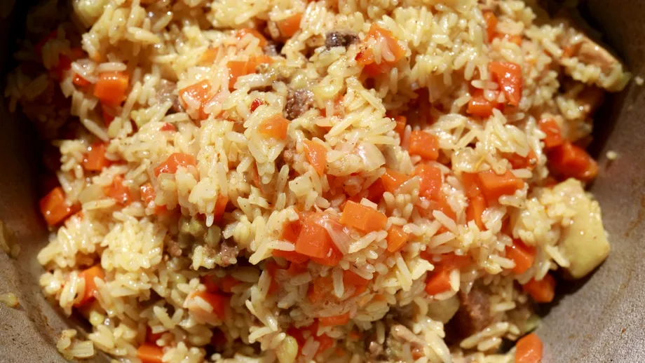 Ce să pui în pilaf ca să iasă cremos și pufos. Ingredientul care înmoaie instant orezul