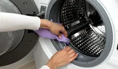 Cu ce să cureți mașina de spălat ca să scapi de mirosul neplăcut