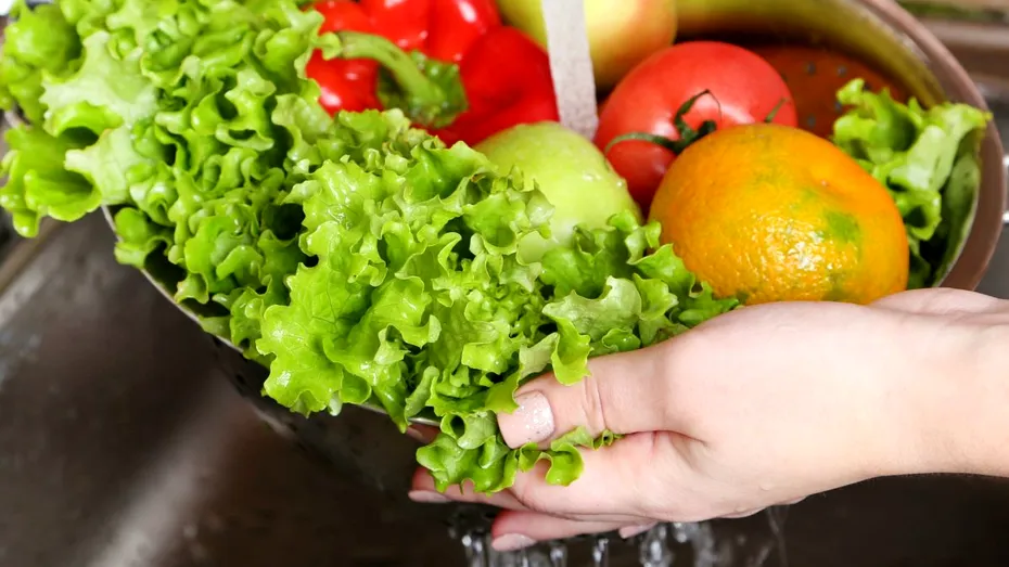 10 fructe şi legume pe care să nu le mănânci niciodată fără să le speli înainte
