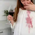 Cum să scoți petele de vin roșu fără soluții toxice. Ai nevoie de un ingredient din bucătărie