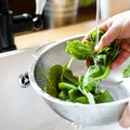Cum se spală corect salata verde pentru a scăpa de pesticide. Trucul cu bicarbonat de sodiu