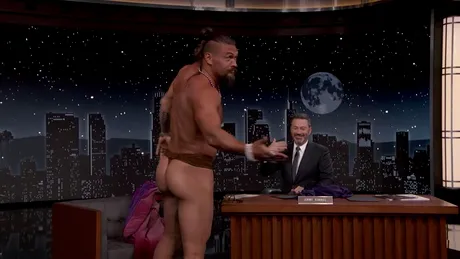 Jason Momoa, în fundul gol într-o emisiune. Doamnele au fost în extraz!