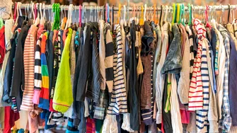 Cum să economisești spațiu în dulap. Metoda care reduce la jumătate volumul hainelor de iarnă