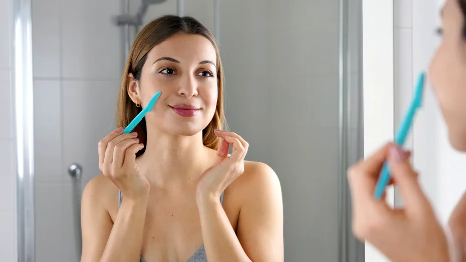 Epilarea facială cu lama de ras. Cum se face și trucuri pentru a nu te irita