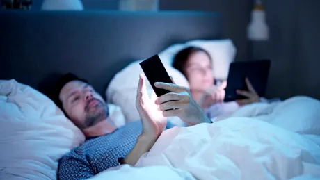 De ce verificarea telefonului înainte de culcare poate deveni un reflex greu de întrerupt