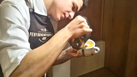 Campionul Italiei la Latte Art, Pietro Vannelli, “pictează” animale şi flori în cappuccino