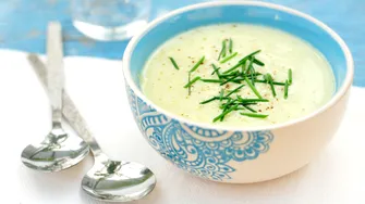 Rețetă supă cremoasă de fasole albă și usturoi. Ai nevoie de doar 5 ingrediente și e ideală pentru sezonul rece