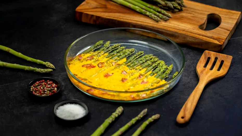 Sparanghel copt cu brânză cheddar și Șuncă din Piept de Pui Matache Măcelaru'