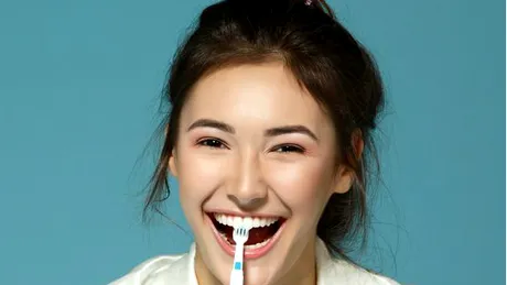 Sănătatea orală: 4 semne transmise de periuţa de dinţi