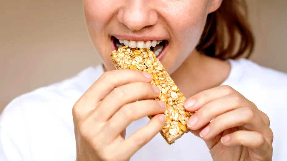 Batoane proteice: 5 variante simple și nutritive de făcut acasă