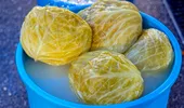 Varza murată, alimentul pe care mulți îl consideră „medicament” pentru intestin. Cine ar trebui să o evite și câtă varză murată poți mânca pe zi