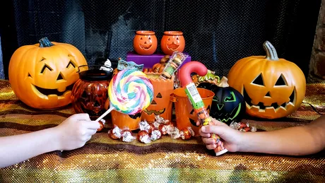 De Halloween, nu dulciurile îi rănesc pe copii, ci vorbele noastre! Psihologii avertizează: opriți critica legată de mâncare