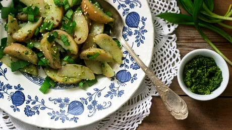 Salată caldă de cartofi noi cu leurdă. Bucătarul Bărbosu' a detaliat rețeta completă