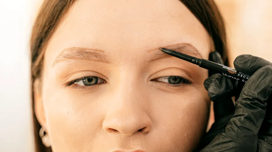 Pensatul sprâncenelor acasă: cum să-ți iasă o formă perfectă de fiecare dată