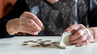 O pensionară a rămas fără 38.000 de lei, după ce a primit un apel telefonic de la un „medic fals”! Ce i-a spus vârstnicei