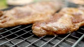 De ce să renunți la cărbuni când faci ceafă la grătar. Secretul care schimbă complet gustul cărnii