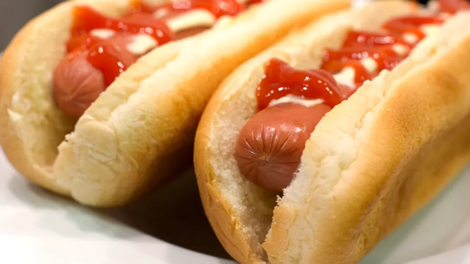 Un hot dog ar putea scurta viața cu 36 de minute, potrivit unui studiu