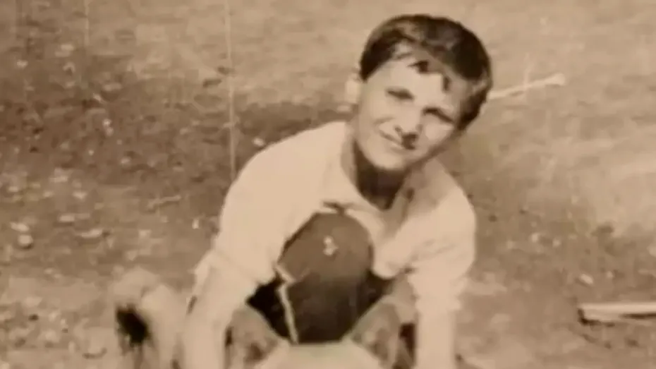 Îl mai recunoști? Acum e unul dintre cei mai cunoscuți prezentatori din România