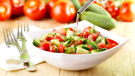 Semne că ai fost intoxicat cu Salmonella, după ce ai mâncat roșii sau castraveți