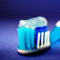 Umezirea periuței de dinți înainte de periaj este greșită?