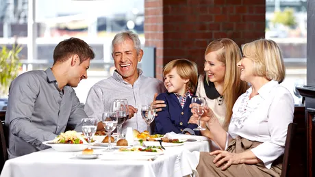 Tu și copilul sunteți invitați la masă la familia noului tău prieten? 3 sfaturi să transformi întâlnirea într-un succes