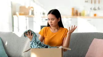 Trebuie să speli hainele noi înainte să le porți? Ce spun specialiștii