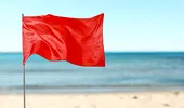 Steagul roșu a blocat accesul în mare pe litoral. Avertismentul salvamarilor pe care mulți turiști aleg să-l ignore